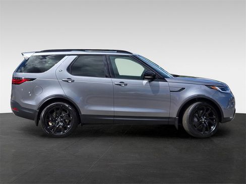 New 2025 Land Rover Discovery S image 3