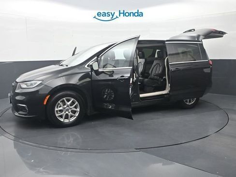 Used 2023 Chrysler Pacifica Touring-L FWD image 38
