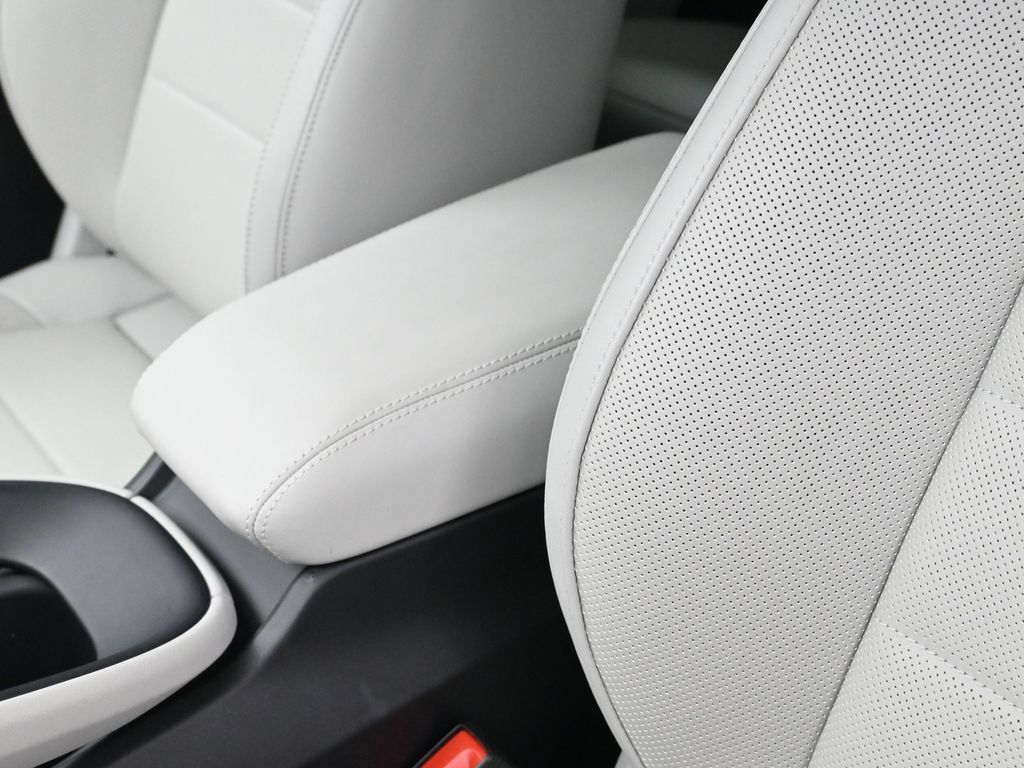 Certified 2025 Porsche Macan 4S Electric AWD/4WD image 20
