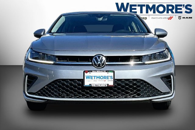 Used 2025 Volkswagen Jetta SE FWD image 2