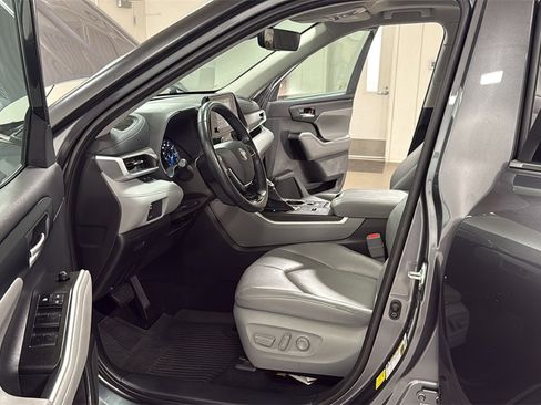 Used 2020 Toyota Highlander XLE image 12