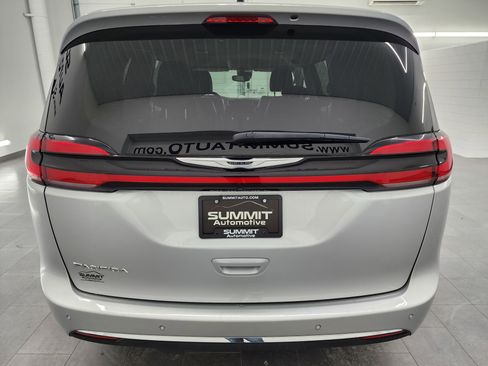 Used 2024 Chrysler Pacifica Touring-L image 28