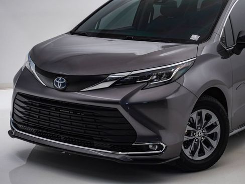 Used 2022 Toyota Sienna XLE w/ Protection Package (TMS) AWD/4WD image 4