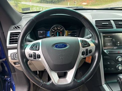 Used 2015 Ford Explorer XLT w/ Equipment Group 202A AWD/4WD image 11