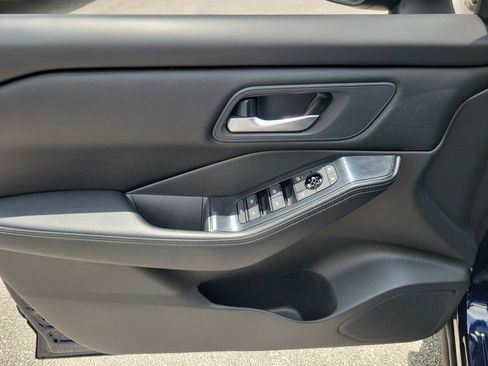 Used 2025 Nissan Rogue SV FWD image 13