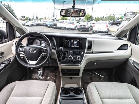 Used 2017 Toyota Sienna LE FWD image 22