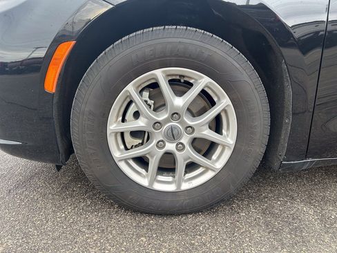 Used 2025 Chrysler Pacifica Select image 34