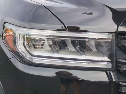 Used 2023 GMC Acadia SLT w/ Elevation Edition image 5