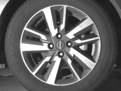 Used 2025 Nissan Versa SV FWD image 13