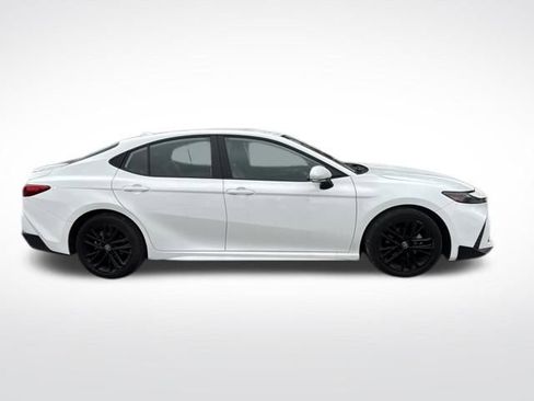 Used 2025 Toyota Camry SE image 7