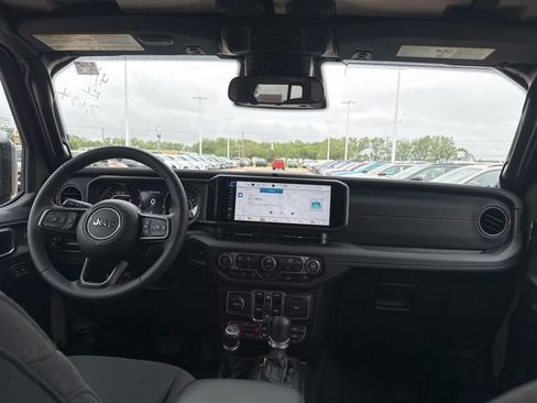 Used 2025 Jeep Wrangler Unlimited Rubicon w/ Convenience Group AWD/4WD image 22