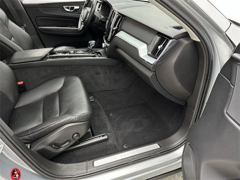 Used 2018 Volvo XC60 T6 Momentum w/ Convenience Package image 25