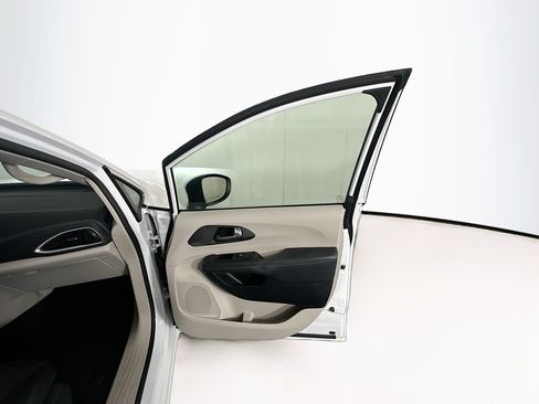 Used 2023 Chrysler Pacifica Touring-L FWD image 33