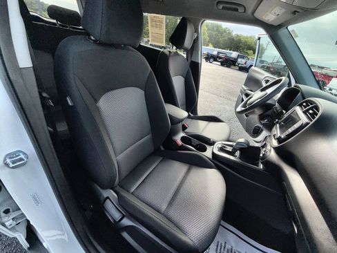 Used 2025 Kia Soul LX w/ LX Technology Package FWD image 26