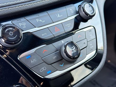 Used 2024 Chrysler Pacifica Limited image 34