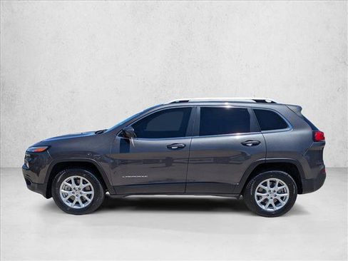 Used 2017 Jeep Cherokee Latitude w/ Comfort & Sound Group AWD/4WD image 9