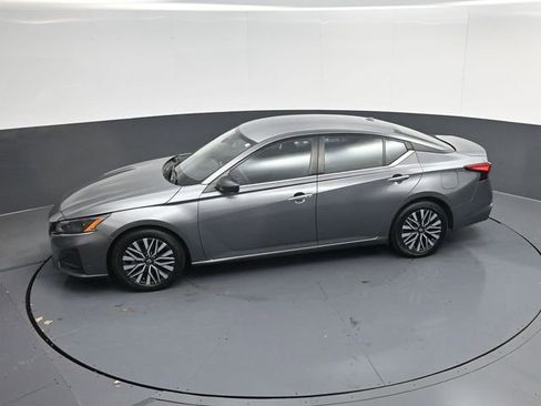 Used 2024 Nissan Altima 2.5 SV FWD image 44