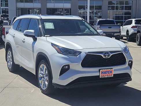 Used 2025 Toyota Highlander Limited AWD/4WD image 1
