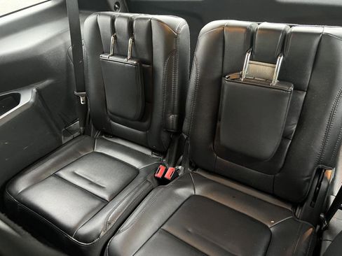 Used 2018 Ford Explorer XLT w/ Equipment Group 202A image 9