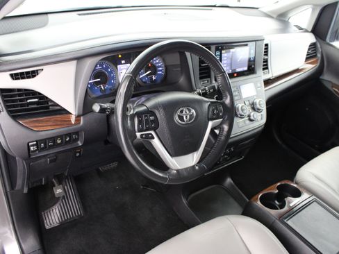 Used 2017 Toyota Sienna Limited Premium FWD image 13