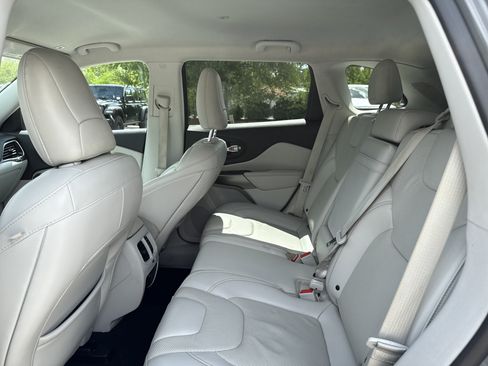 Used 2019 Jeep Cherokee Limited AWD/4WD image 29