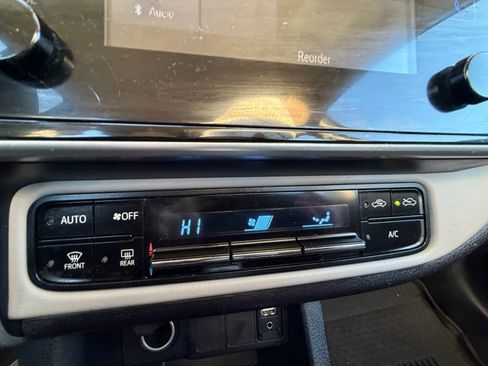 Used 2017 Toyota Corolla LE image 22