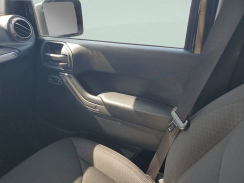 Used 2018 Jeep Wrangler Unlimited Sport S AWD/4WD image 13