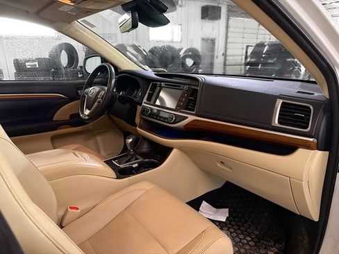 Used 2018 Toyota Highlander Limited AWD/4WD image 12