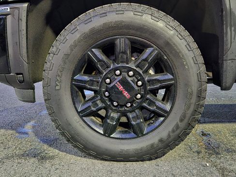 Used 2025 GMC Sierra 2500 AT4 image 14