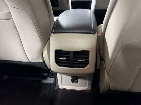 Used 2019 Ford Fusion SE FWD image 18