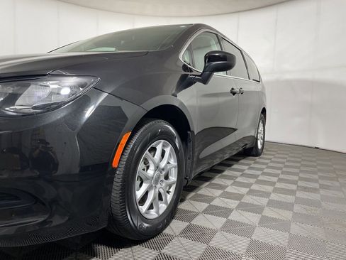 Used 2023 Chrysler Voyager LX image 27