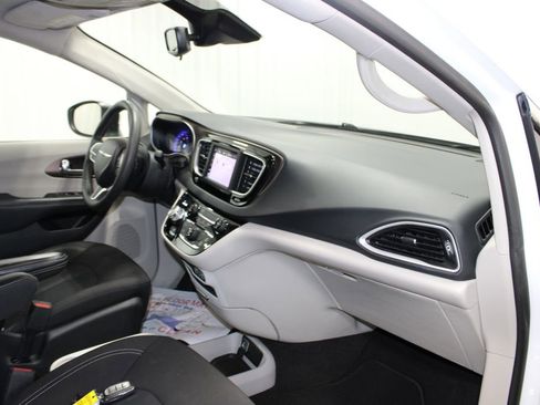 Used 2023 Chrysler Voyager LX FWD image 21