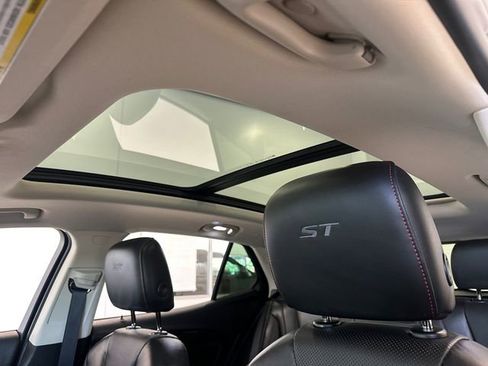 Used 2022 Buick Envision Essence w/ Technology Package I AWD/4WD image 31