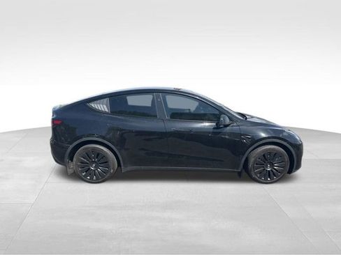 Used 2024 Tesla Model Y Long Range AWD/4WD image 2