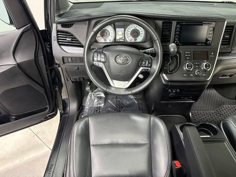 Used 2018 Toyota Sienna SE FWD image 18