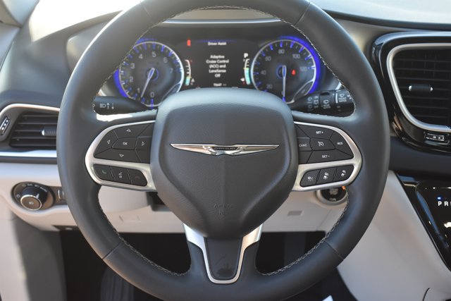 Used 2023 Chrysler Pacifica Touring-L FWD image 20