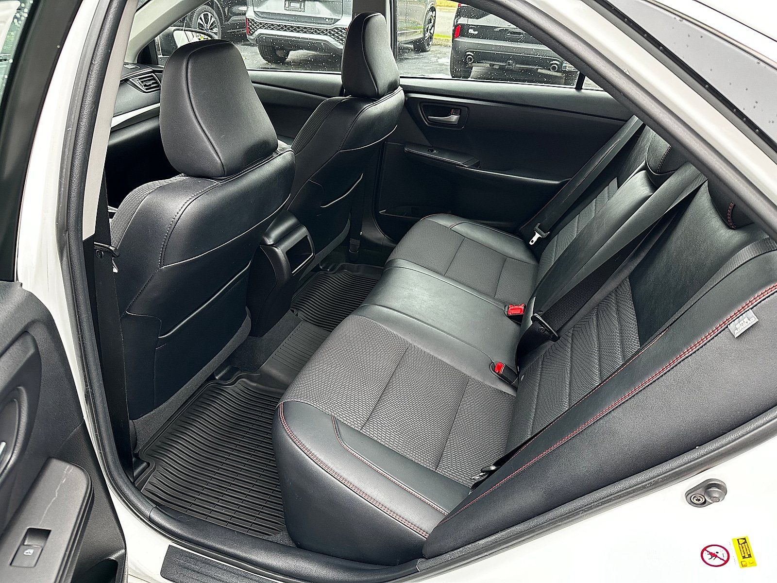 Used 2017 Toyota Camry SE w/ Moonroof Package FWD image 12