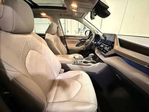 Used 2020 Toyota Highlander Platinum FWD image 37