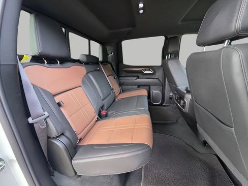 Used 2024 Chevrolet Silverado 1500 High Country AWD/4WD image 6