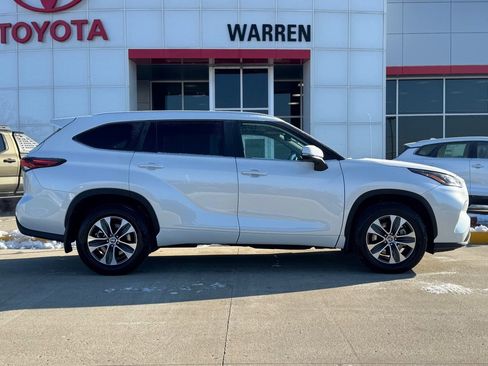 Used 2025 Toyota Highlander XLE image 3