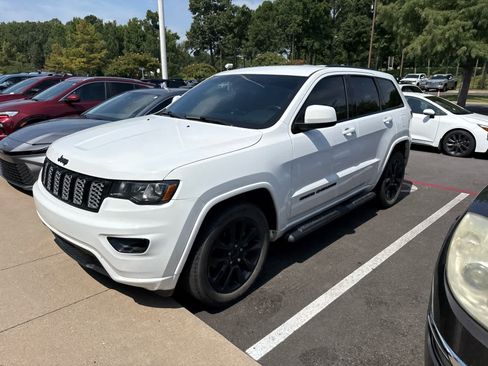 Used 2018 Jeep Grand Cherokee Altitude AWD/4WD image 6