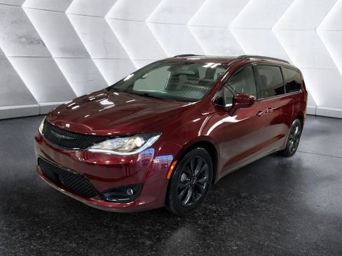 Used 2020 Chrysler Pacifica Touring-L image 2