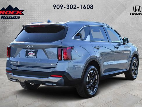 Used 2024 Kia Sorento S image 4