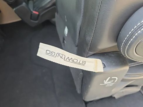 Used 2023 Chrysler Pacifica Touring-L FWD image 44