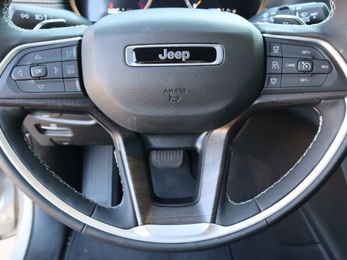 Used 2025 Jeep Grand Cherokee L Limited w/ Black Appearance Package AWD/4WD image 11