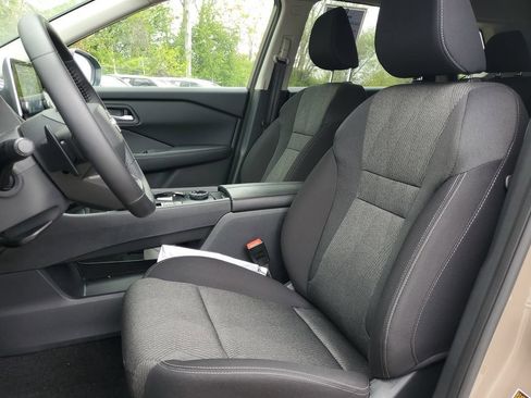 Used 2025 Nissan Rogue SV AWD/4WD image 18