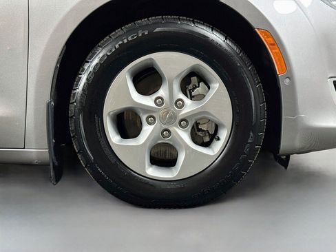 Used 2017 Chrysler Pacifica Platinum FWD image 53