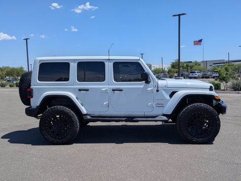 Used 2018 Jeep Wrangler Unlimited Sahara AWD/4WD image 6