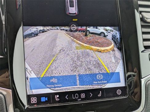 Used 2023 Volvo XC90 B6 Plus image 17