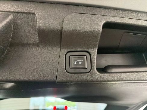 Used 2023 GMC Acadia SLE w/ Driver Convenience Package FWD image 9